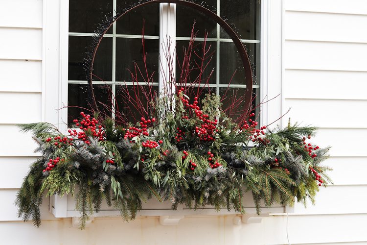 Fensterbank aussen mit Naturmaterialien und Lichter weihnachtlich dekorieren Ideen mit langhaltigen Materialien