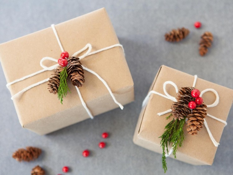 Geschenke verpacken und mit Fichtenzapfen dekorieren Ideen für Weihnachten