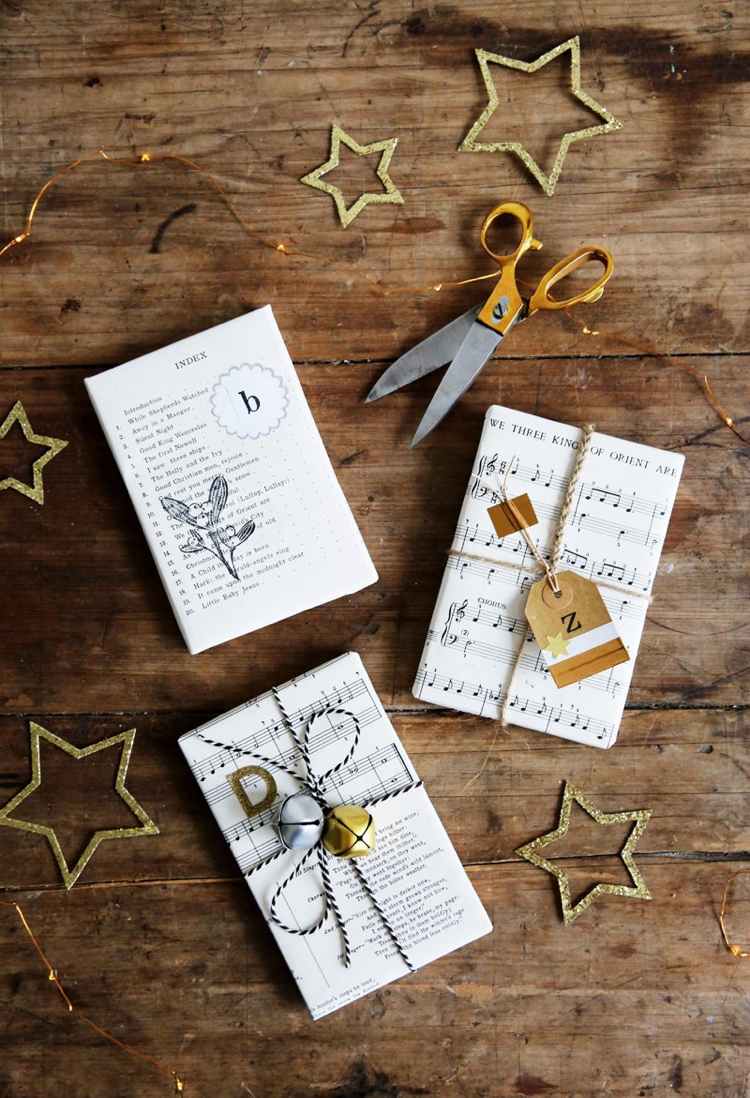 Geschenkverpackung aus Notenpapier zu Weihnachten selber machen