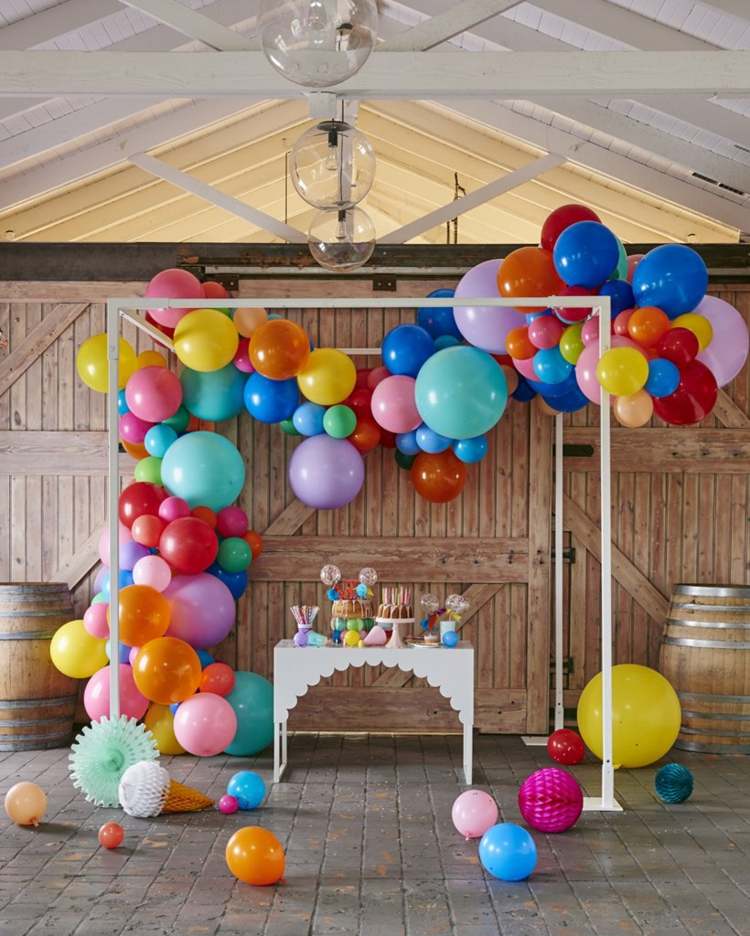 Girlande aus Ballons selber machen Anleitung Karneval Deko für draußen