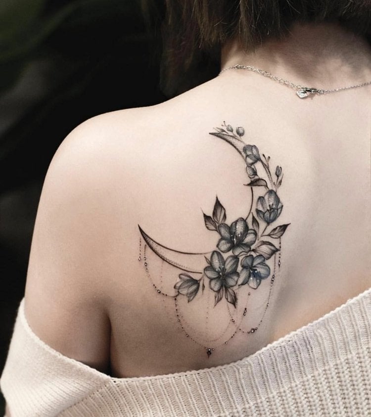 Halbmond Tattoo Bedeutung Rosentattoo auf dem Rücken Frauen