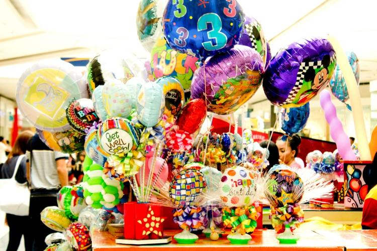 Karneval deko für draußen Tischdeko mit Ballons
