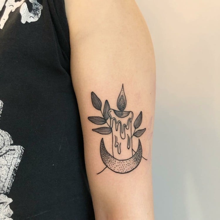 Kerzen Tattoo Bedeutung Oberarm Tattoomotive für Frauen klein