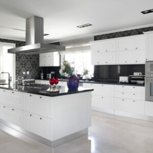 Küchentrends 2020 weiße hochglanz küche schwarze arbeitsplatte