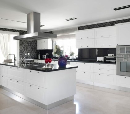 Küchentrends 2020 weiße hochglanz küche schwarze arbeitsplatte