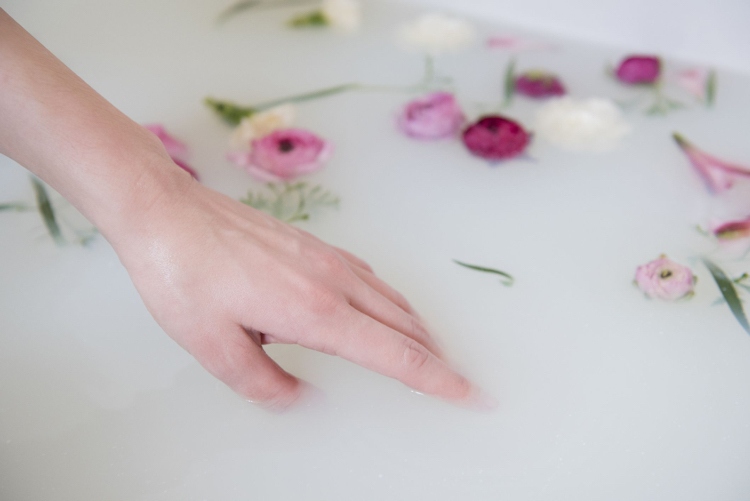 Lavendel Badezusatz selber machen Rezept mit frischen Blumen und Meersalz und Natron