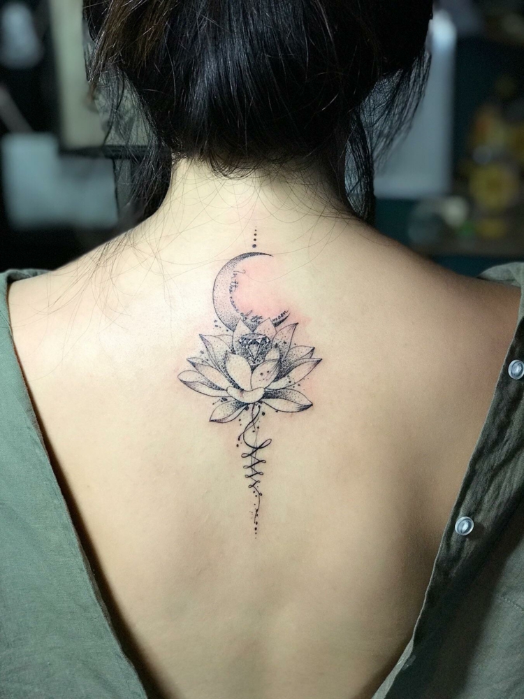 Lostusblume Rückentattoo mit Mond Tattootrends Frauen