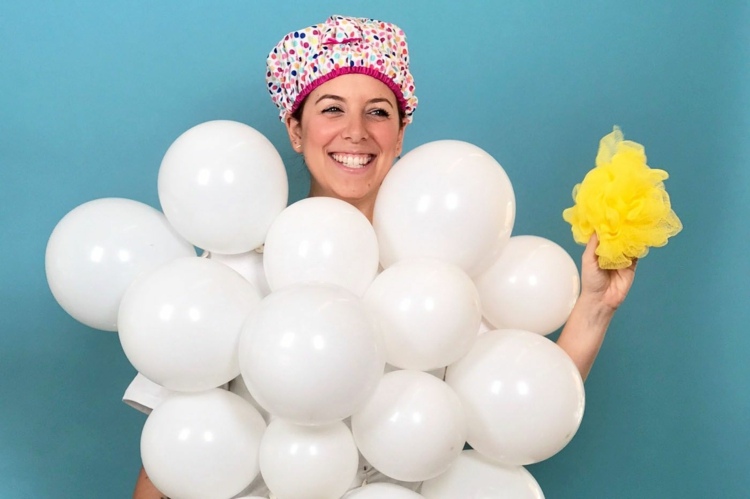 Mit Ballons Karnevalskostüme selber machen - Idee für ein Schaumbad mit weißen Luftballons, Duschhaube und Schwamm