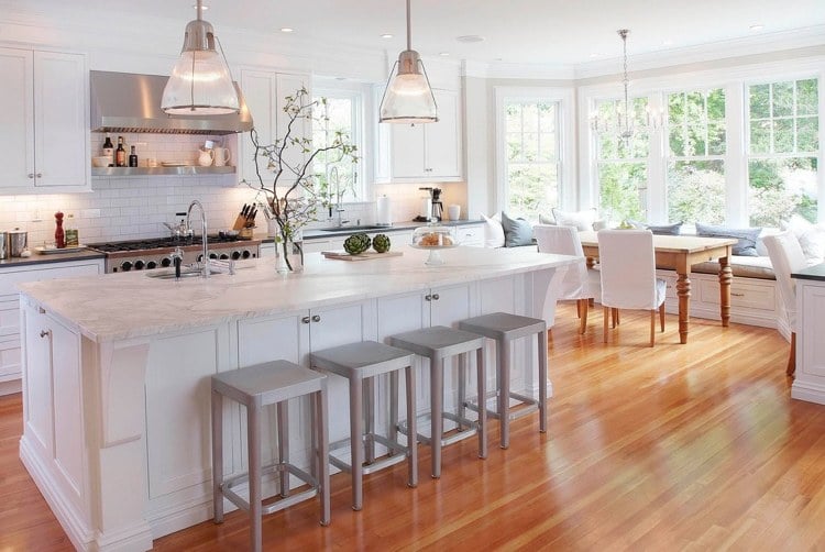 Moderne Landhausküche in Weiß mit lagem Kochinsel ohne Geräte mit integrierter Theke und Arbeitsplatte aus Marmor