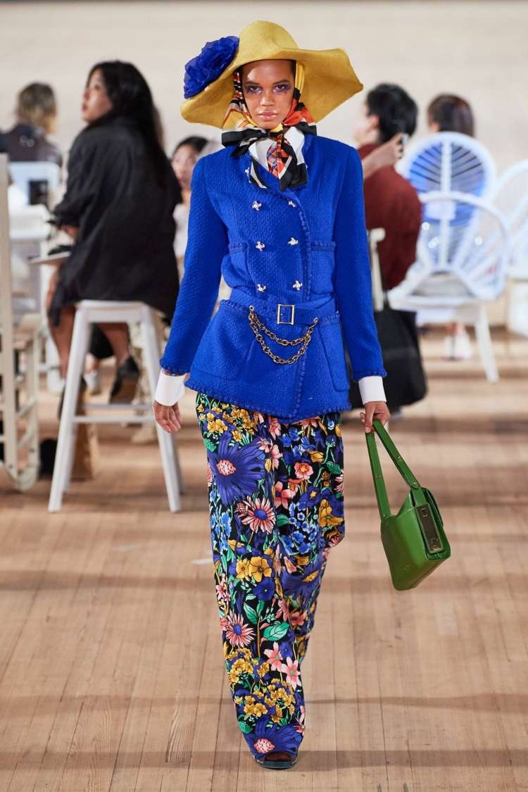 Modetrends Frauen Hosen mit Blumenmuster grüne Ledertasche