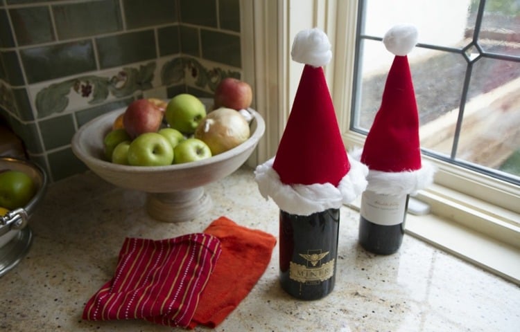 Nikolausmütze basteln und weihnachtliche Weinflaschen gestalten als Dekoration