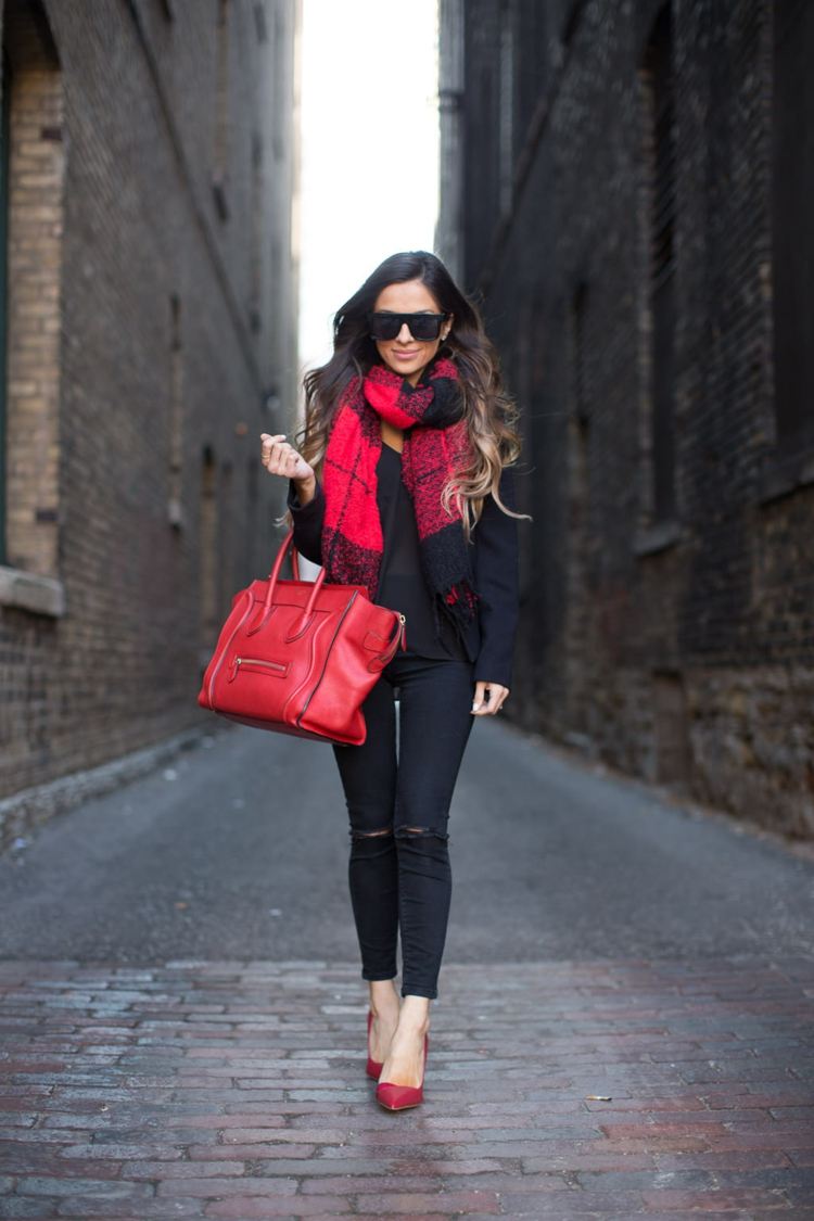 Outfit roter Schal Lederhandtasche Lederpumps kombinieren im Winter