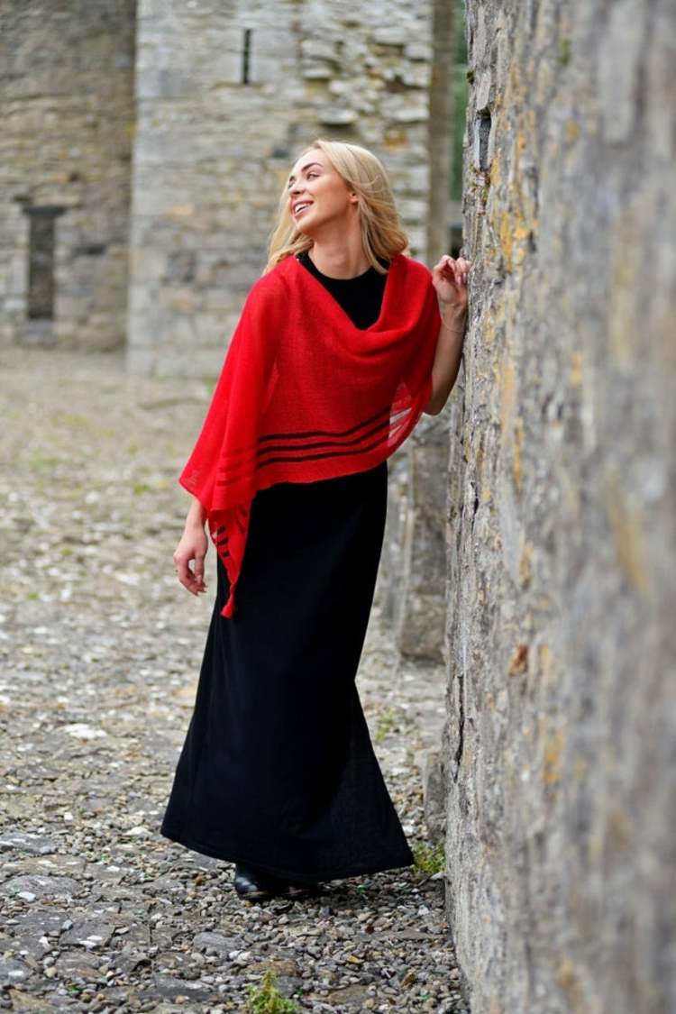 Outfit roter Schal Maxi Abendkleid Schwarz Modetrends 2020 Damen
