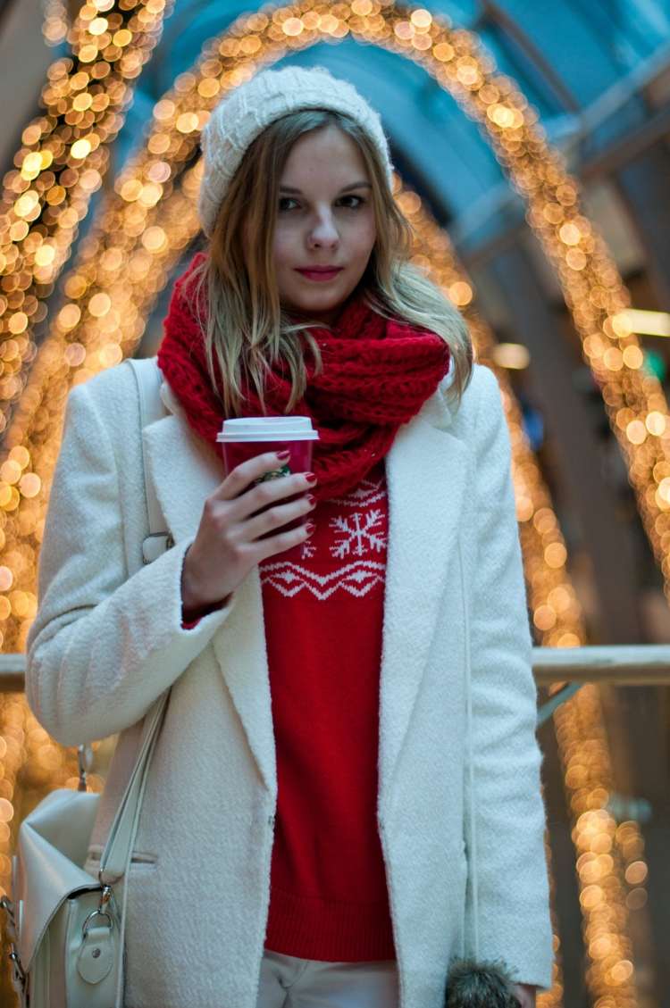 Outfit roter Schal Schlauchschal kombinieren Wollmantel weiß