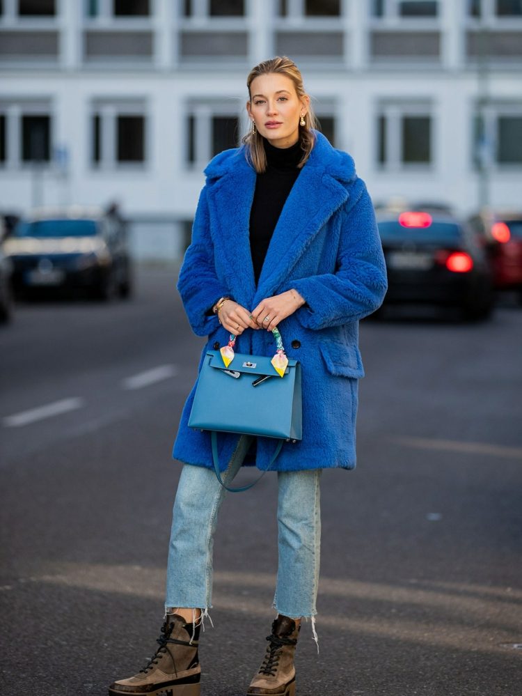 Pantone Farbe des Jahres 2020 blauer Mantel kombinieren Mom Jeans Outfits