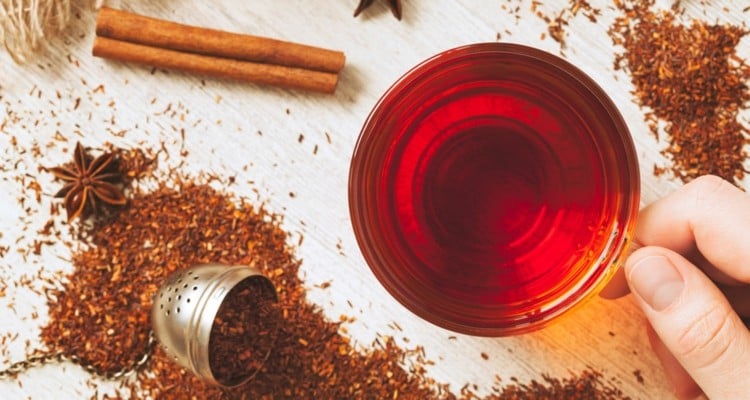Rotbusch (Rooibos) gehört zu den beliebtesten und häufigsten Zutaten für Detox-Tees