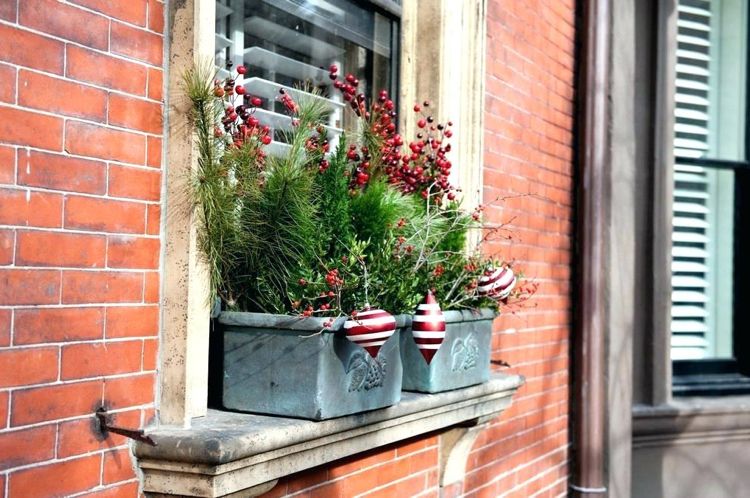 Saisonale Weihnachtsdeko für Fensterbank mit Blumenkasten aussen