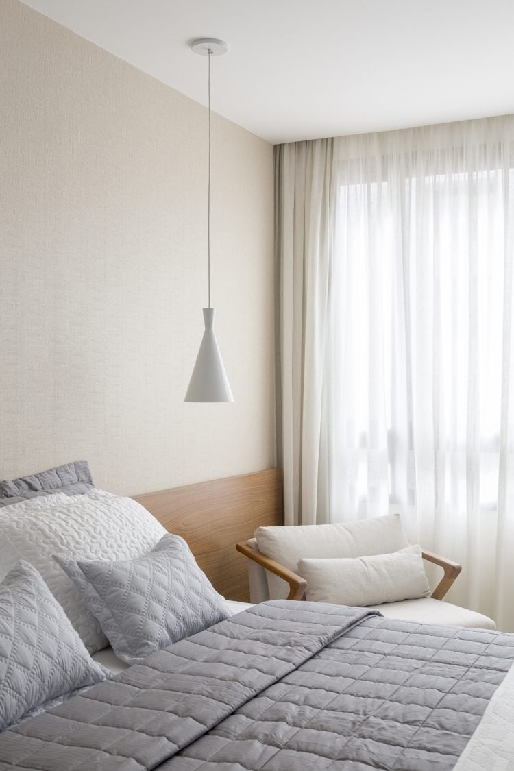 Schlafzimmer Beleuchtung Pendelleuchte im skandinavischen Stil und D<esigner Sessel aus Holz