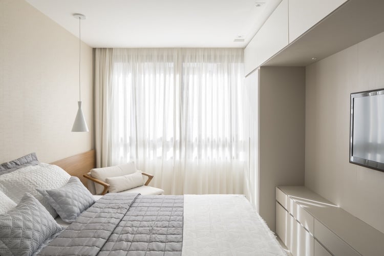 Schlafzimmer modern einrichten Wandfarbe Creme und Einbauschrank und Doppelbett mit Bett Kopfteil aus Holz