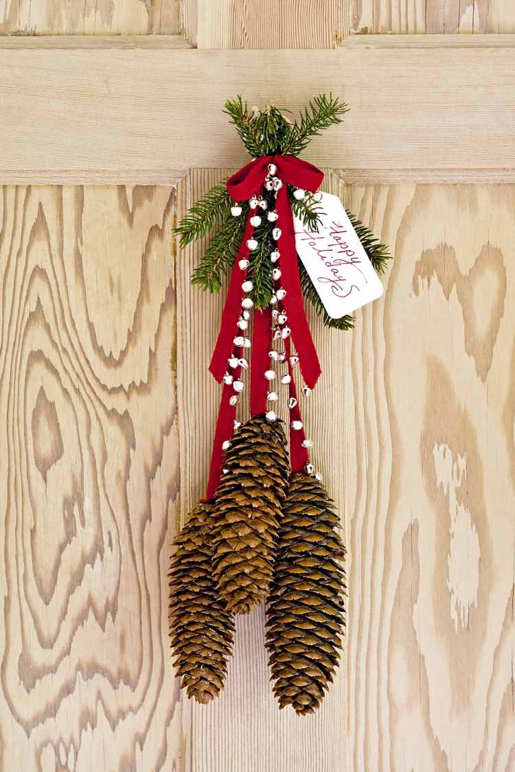 Schnelle Bastelideen mit langen Fichtenzapfen Türdeko Ideen zu Weihnachten selber machen
