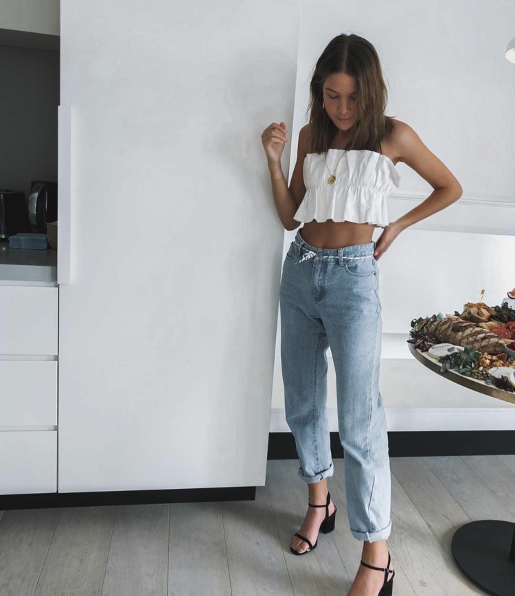 Schnürsenkel Gürtel kombinieren Mom Jeans Outfit Ideen Sommer