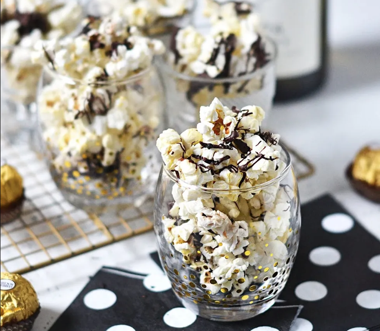Silvester Snacks Rezepte für süßes Fingerfood Popcorn mit Schokolade selber machen
