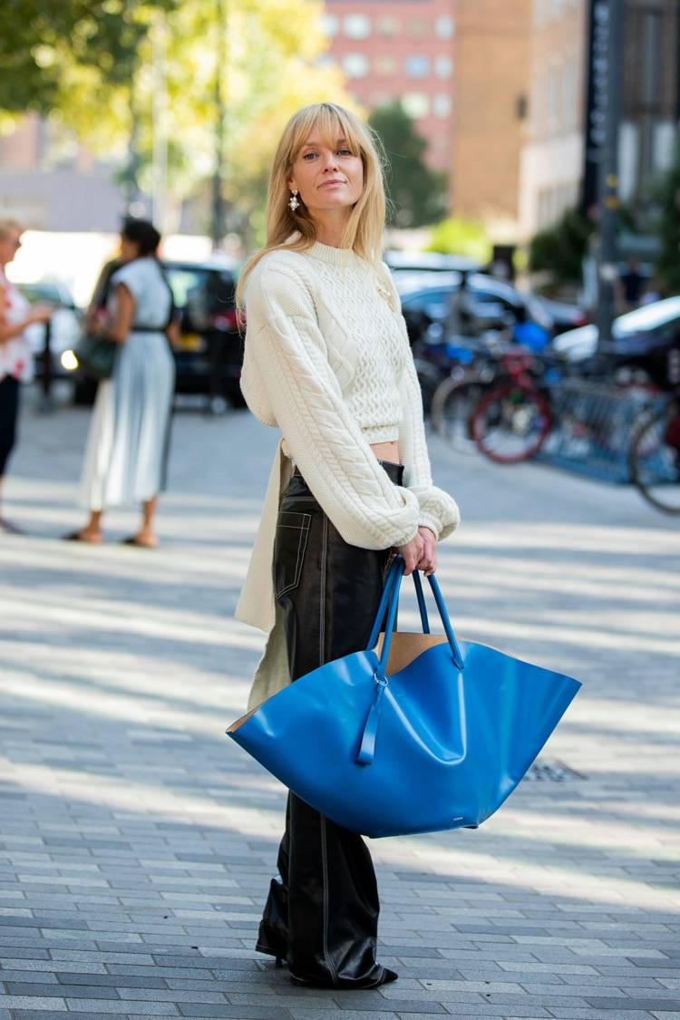Strickpullover mit Puffärmeln blaue Ledertasche Modetrends 2020 Frauen
