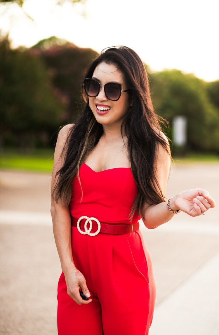Taillengürtel Outfit Ideen elegant rote Overall schulterfrei Modetrends Frauen