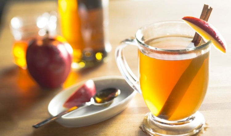 Tee aus Pfefferminze oder Kamille mit Apfelessig zubereiten zum Verbrennen von Fett