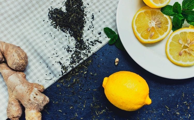 Tee mit Zitrone stärkt das Immunsystem und entschlackt gleichzeitig