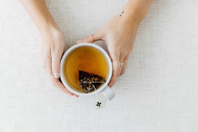 Tee ziehen lassen - Je nach Teesorte sind verschiedene Zeiten zu empfehlen