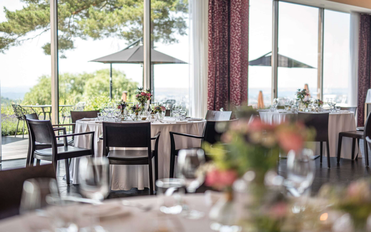 Waldcafe Pfullingen Tische und Tischdeko mit Blumen für Hochzeit