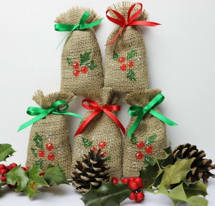 Weihnachtliche Säckchen für Geschenke zum Nikolaus gestaltet mit Mistelzweigen