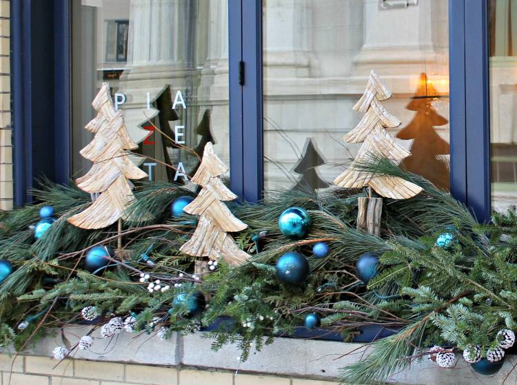 Weihnachtsdeko Fensterbank aussen Bastelideen für Tannenbaum aus Holz und blauen Weihnachtskugeln im Blumenkasten arrangieren