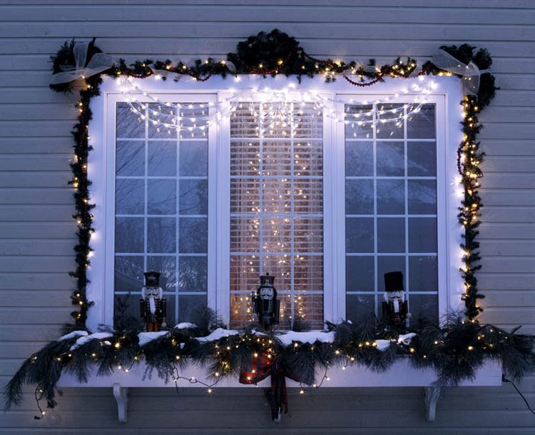 Weihnachtsdeko Fensterbank aussen Lichter Karo Schleife Tannengirlande