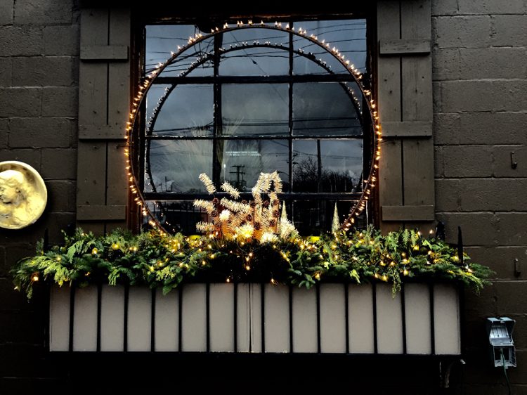 Weihnachtsdeko Fensterbank aussen Lichter Winterdeko aus Naturmaterialien für den Balkon
