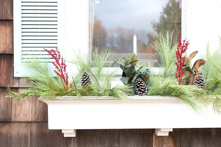 Weihnachtsdeko Fensterbank aussen puristisch dekorieren mit LED Kerze und Hagebutte und Kieferzweige und Kieferzapfen mit Kunstschnee