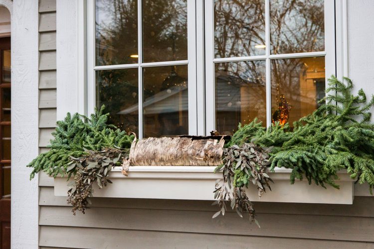 Weihnachtsdeko Fensterbank aussen puristisch dekorieren ohne Blumenkasten Ideen für Winterdeko mit Naturmaterialien für draußen