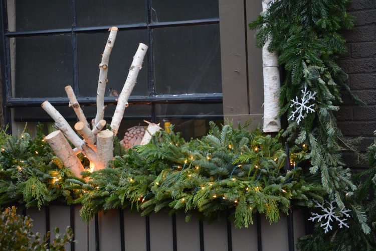 Weihnachtsdeko Fensterbank aussen rustikale Dekoidee mit Lichter und Treibholz und Tannengrün