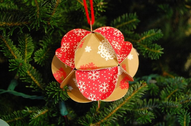 Weihnachtsdeko aus Papier selber machen fröhliche Christbaumkugeln am Weihnachtsbaum hängen
