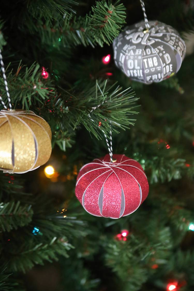 Weihnachtskugeln basteln aus Papier Weihnachtsbaumschmuck selber machen in Gold und Rot