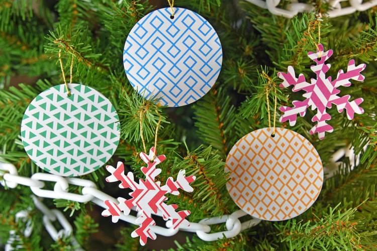Christbaumkugeln aus Papier mit Kindern Weihnachtsschmuck ausschneiden und selber bemalen