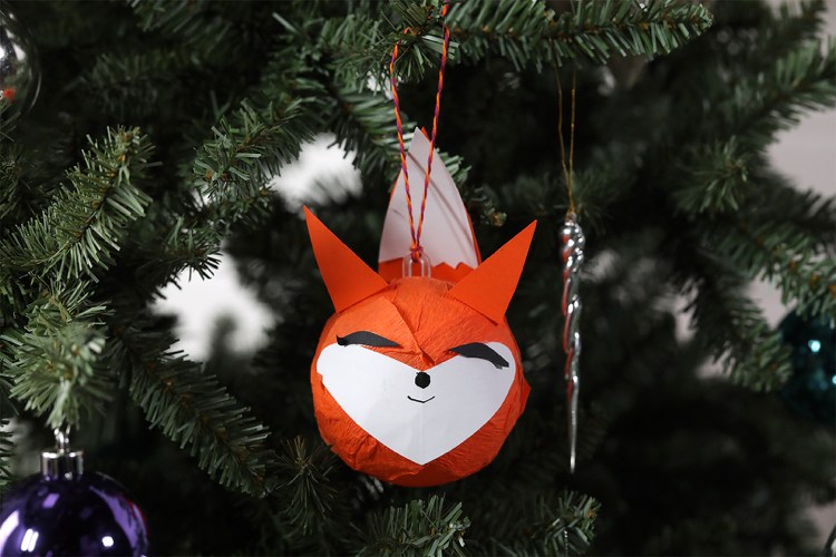 Weihnachtskugeln in Seidenpapier umwickeln lustige Tiere mit den Kindern basteln Zauberwald Fuchs