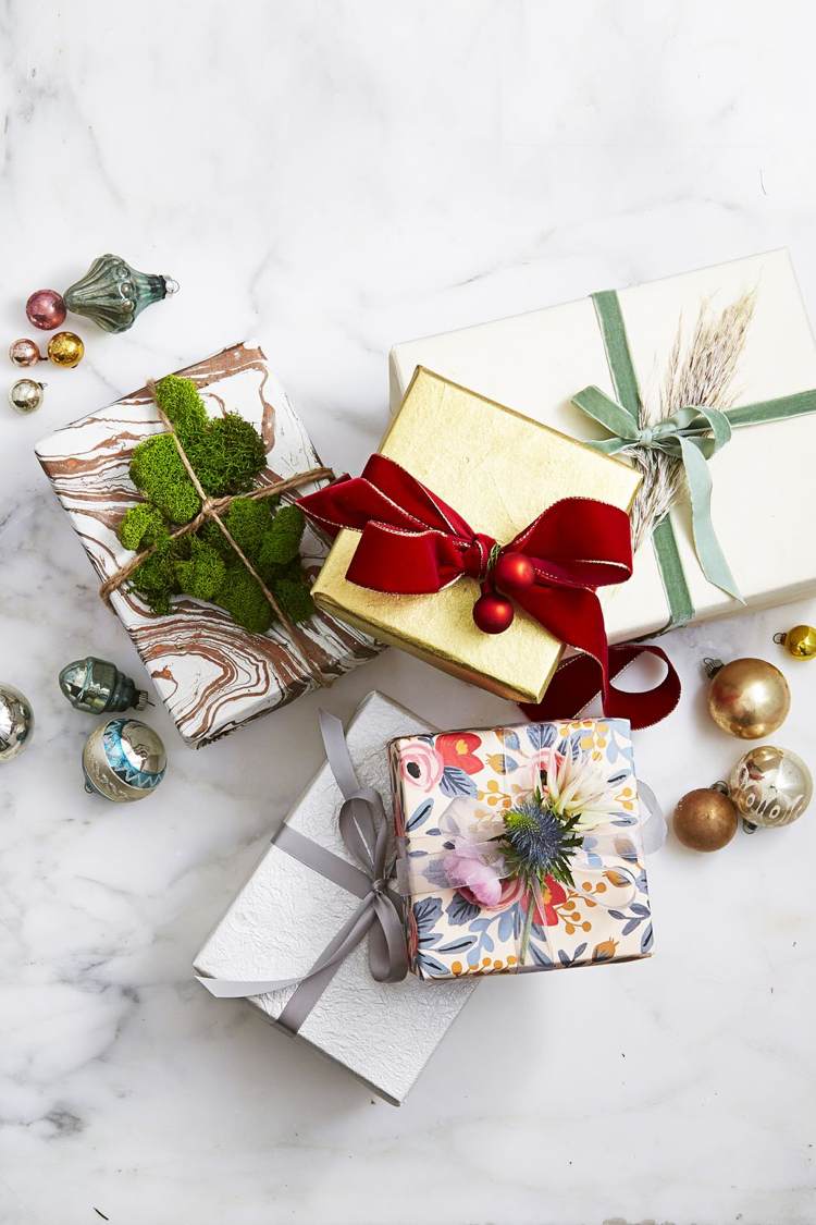 Weihnachtsverpackung basteln Geschenkpapier selber bemalen Schachteln umwickeln mit Moos und Naturmaterialien dekorieren