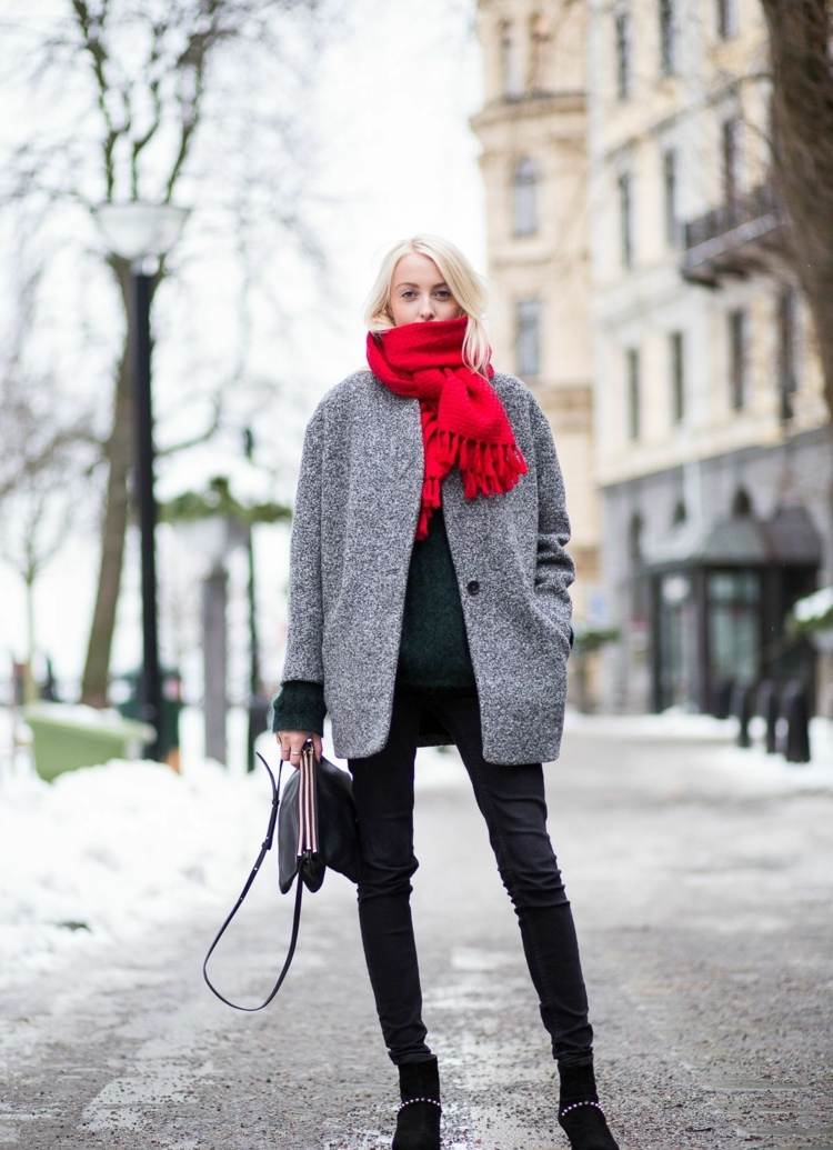 Wintermantel oversized Outfit roter Schal Skinny Jeans kombinieren