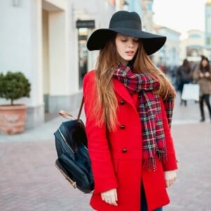 Wintermantel rot Outfits Ideen Lederrucksack Modetrends 2020
