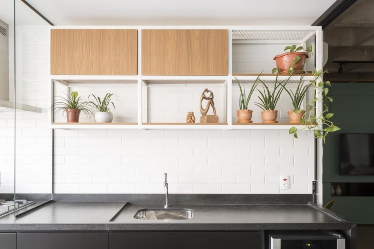 Wohnung umbauen Küche einrichten Regale und Oberschränke aus Holz weiße Wandfliesen und Granit Arbeitsplatte