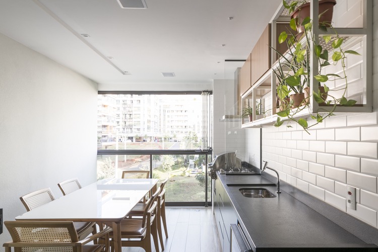 Wohnung umbauen verglasten Balkon mit Outdoor Küche und Grill und Esstisch