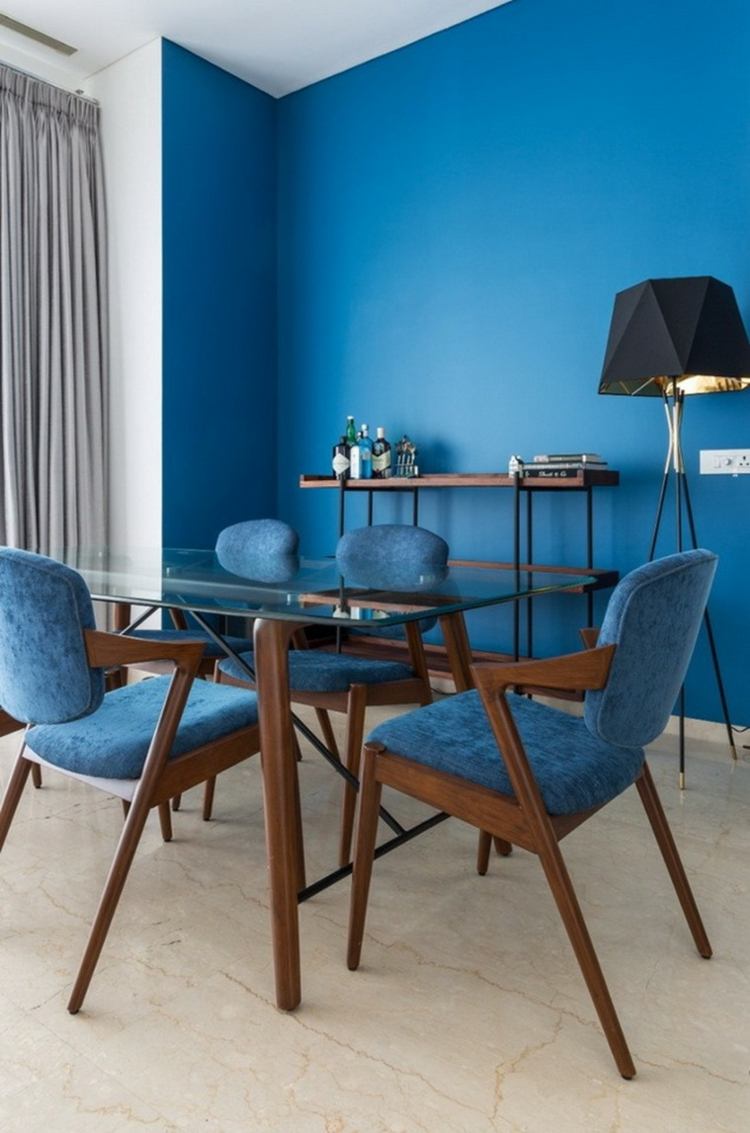 Wohnzimmer Akzentwand in Blau Pantone Farbe des Jahres Einrichtung Ideen