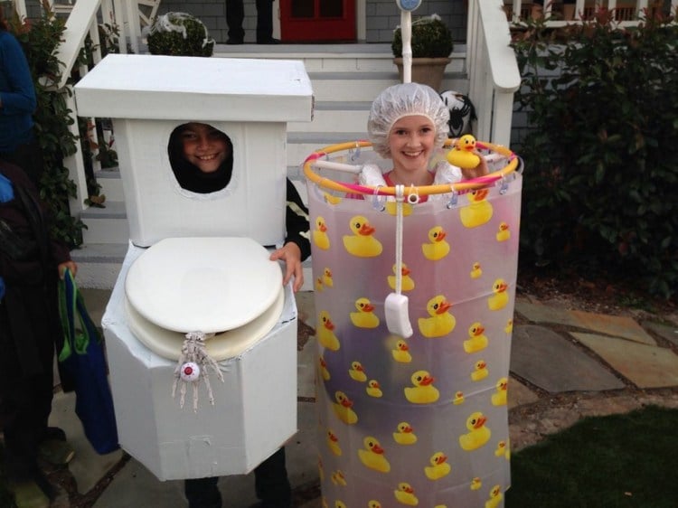 Zum Kostüm Dusche kann sich ein Partner als Toilette aus Karton verkleiden